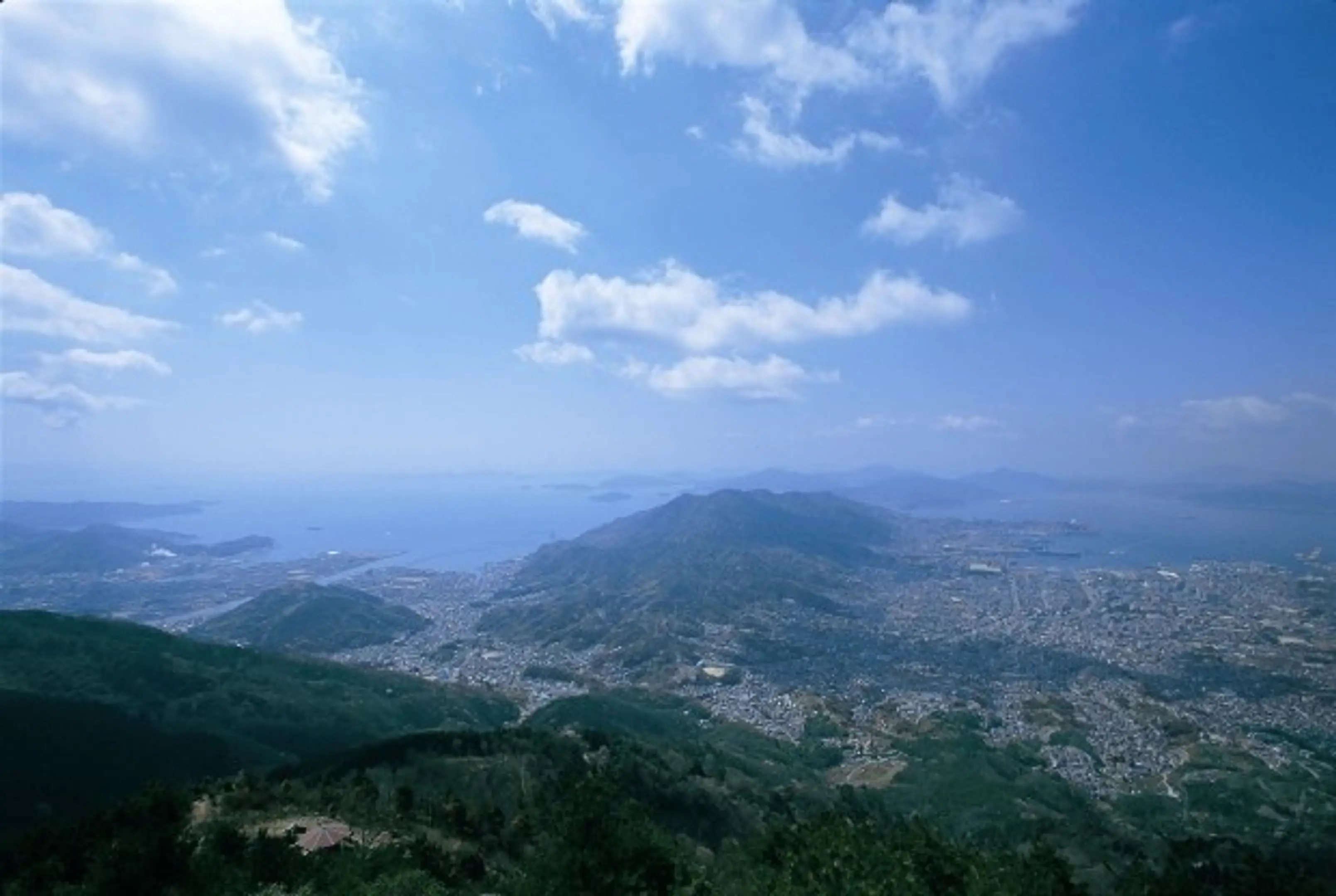 昼間は遠く瀬戸内海の島々も一望できます。