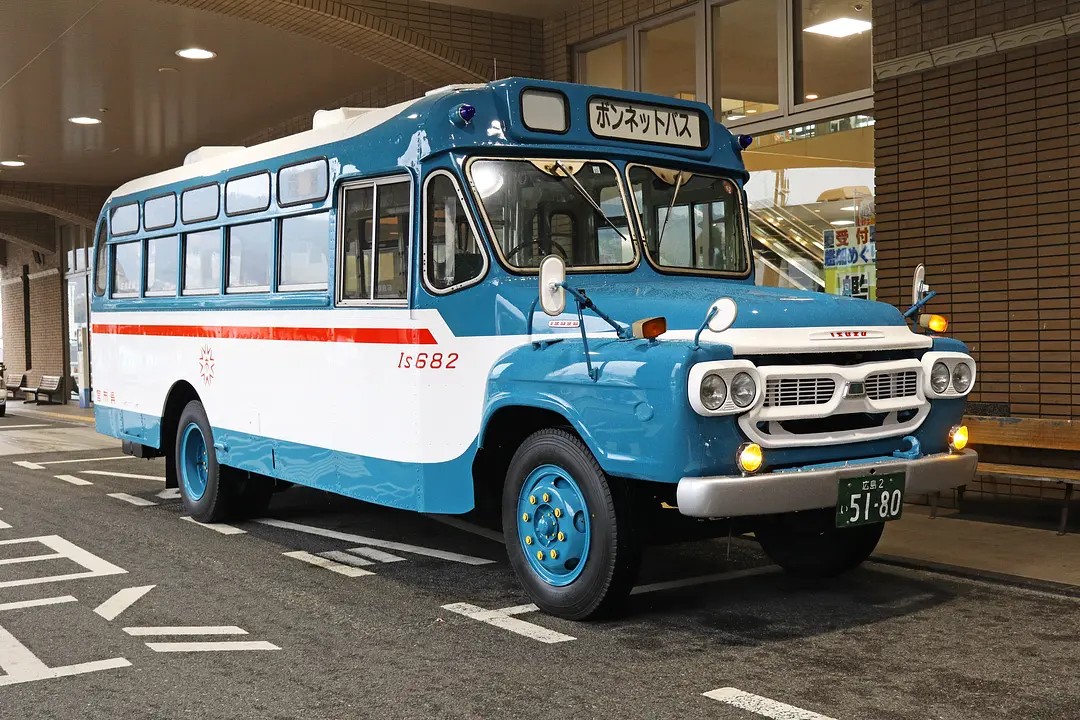 【れんがどおりコース】運行予定のボンネットバス