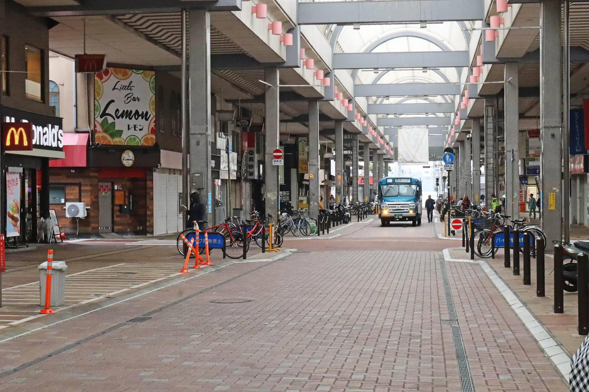 商店街アーケード内を走るボンネットバス①