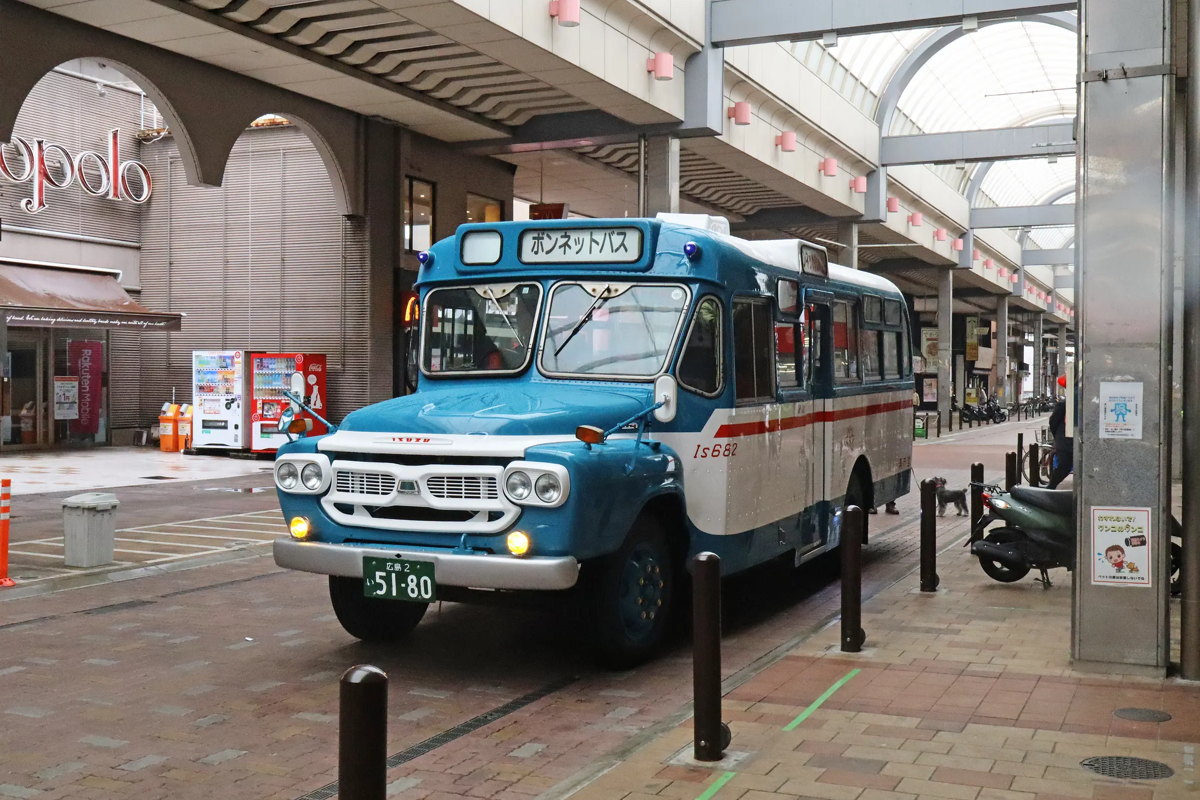 商店街アーケード内を走るボンネットバス②
