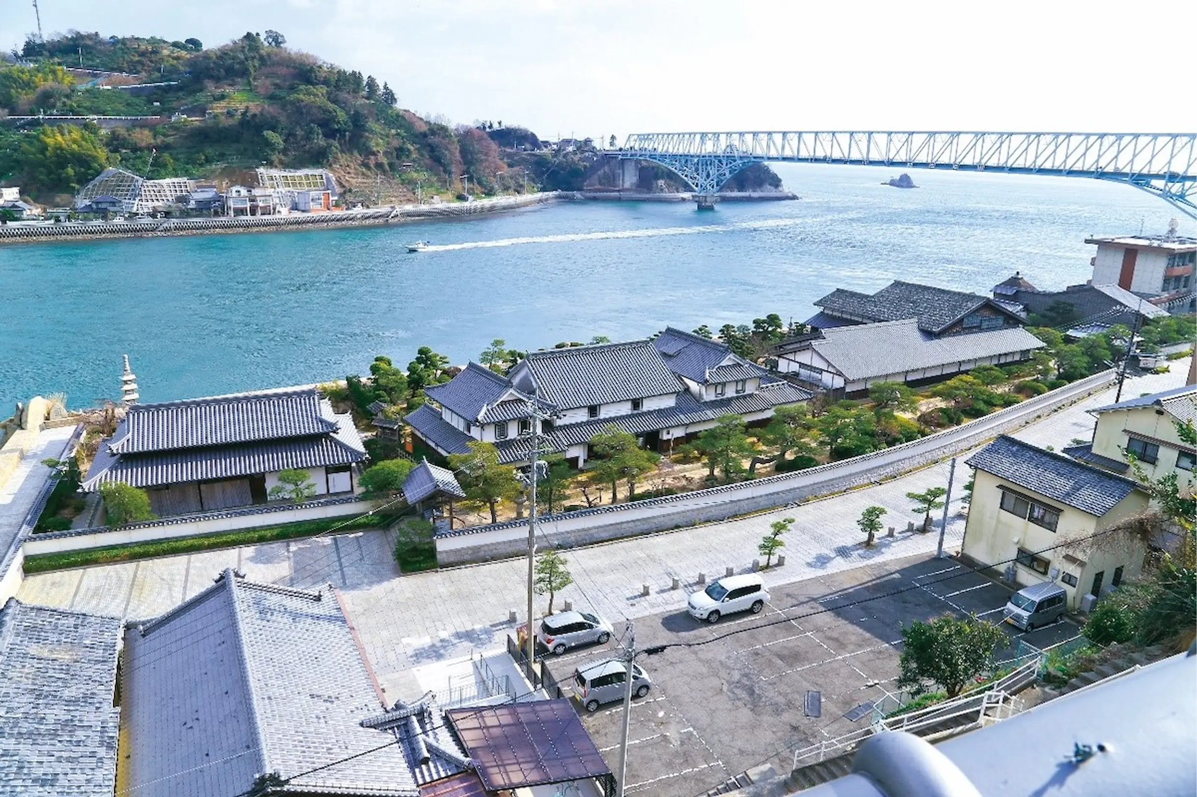 高台から望む松濤園全景と三之瀬瀬戸