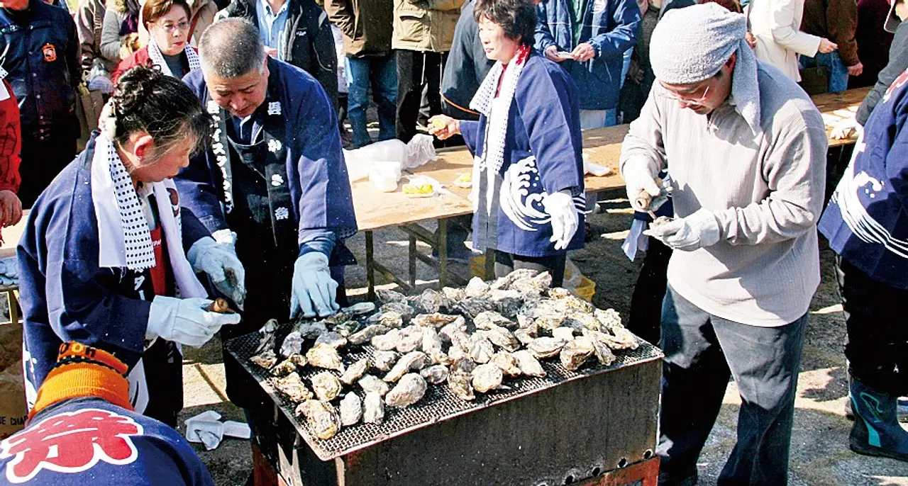 水産祭りを楽しむ人々