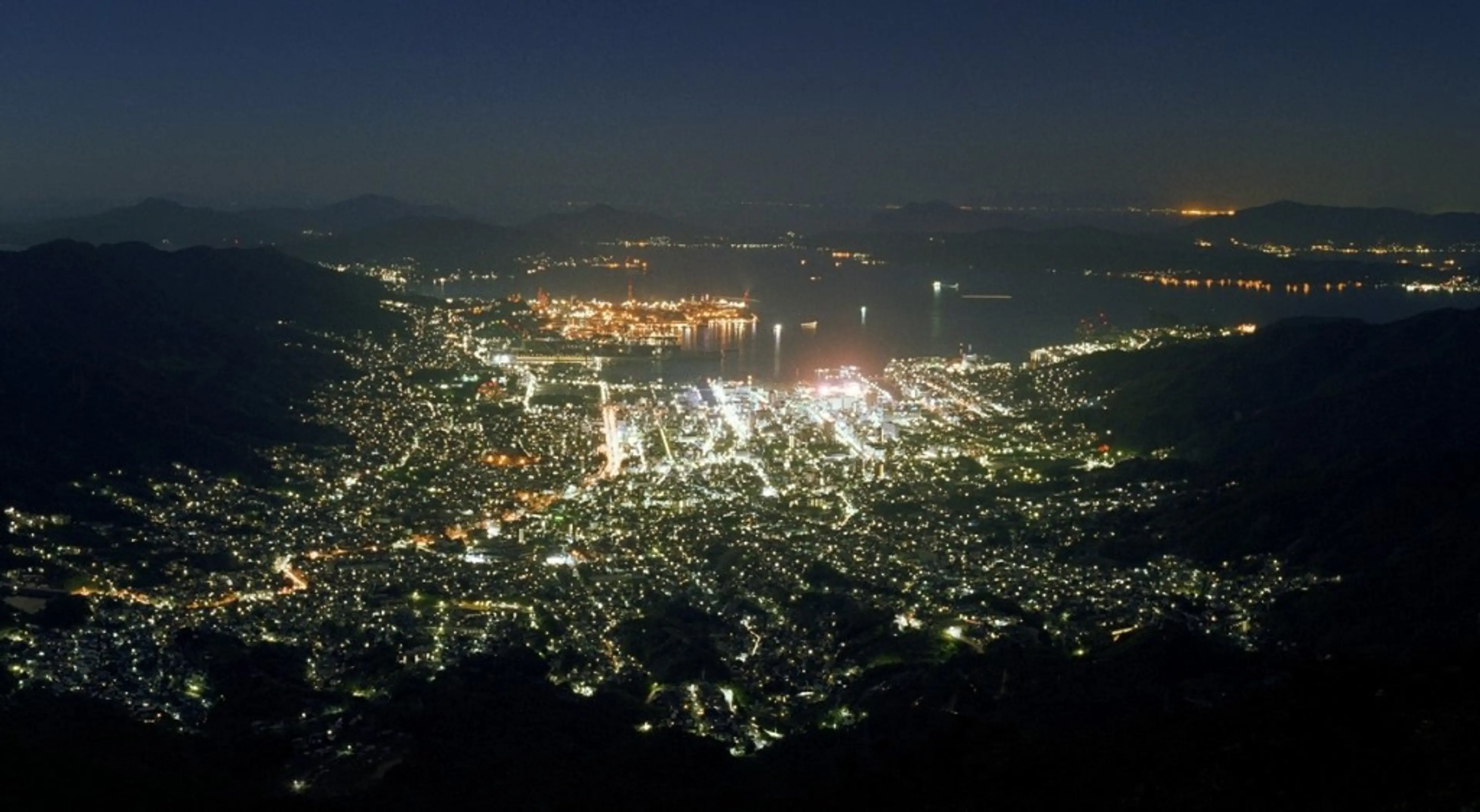 中四国三大夜景「灰ヶ峰」の夜景　呉市街方面